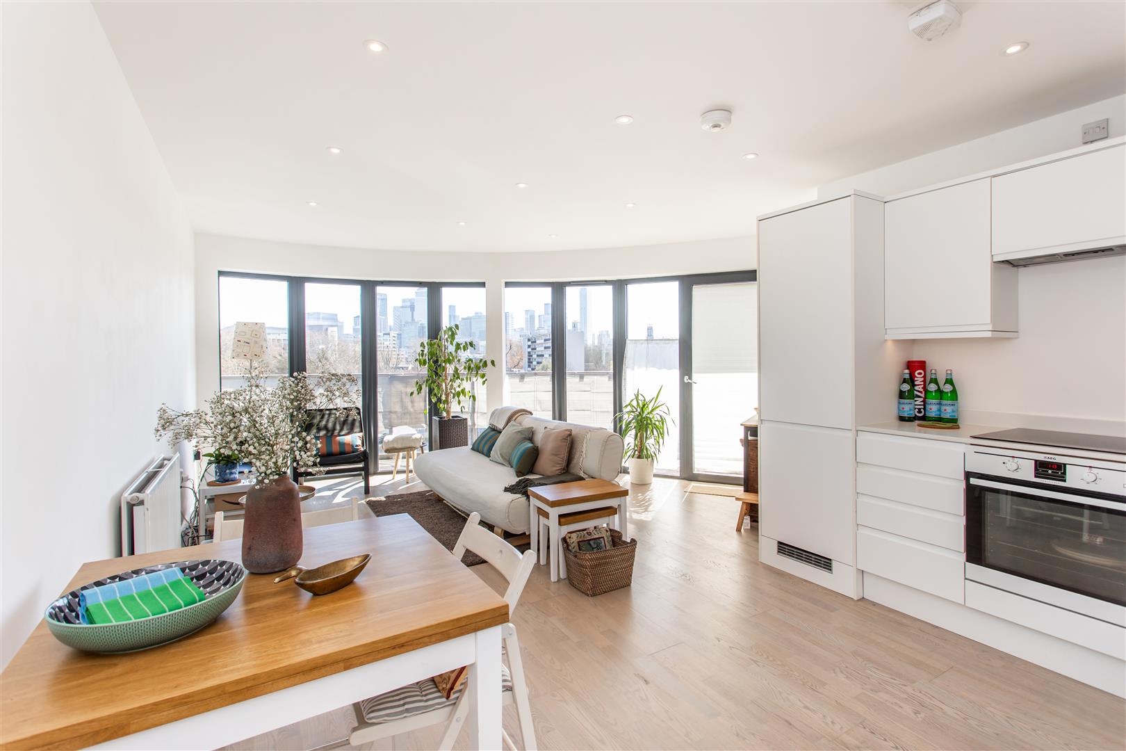 2 bed property in St. Pauls Way, Mile End